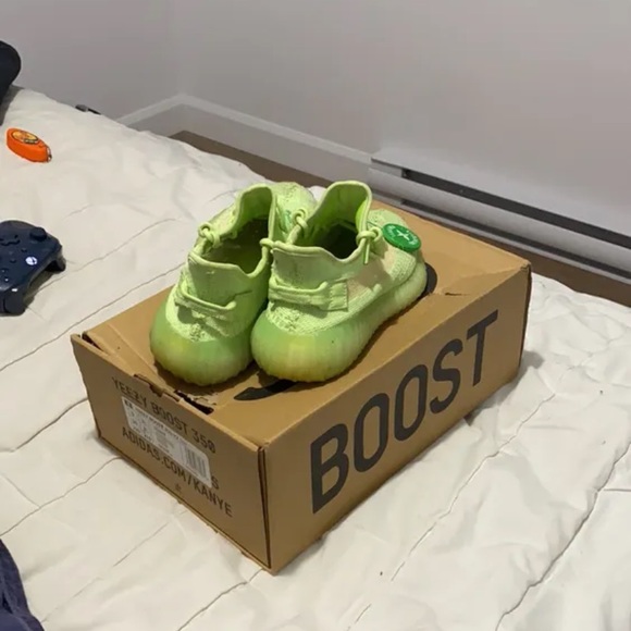 yeezy 350 v2 glow - Picture 2 of 4